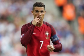 勇士通过库里和穆迪的努力终结太阳连胜，勇士队为库里布置的战术